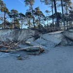 Lubiatowo: Sztorm zniszczył zejście na plażę i odkrył tajemnice sprzed lat