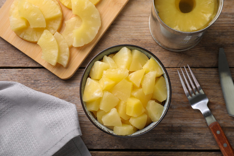 Lubicisz ananasa z puszki? Na diecie lepiej go unikaj /123RF/PICSEL