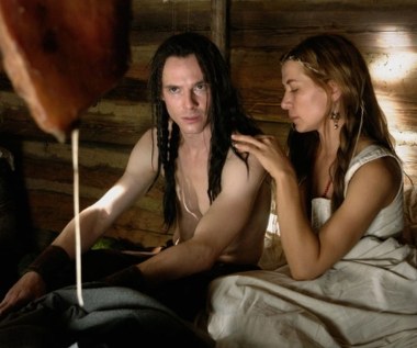 - Lubię postaci, które mają w sobie trochę poczucia humoru. Męczą mnie bardzo role płaczliwych, wręcz szlochających, porzuconych i bezradnych żon. Wcielając się w taką bohaterkę, aktor ma dość ograniczone środki wyrazu. A nas w szkole uczono, żeby to nie aktor, ale widz płakał - Herman mówiła w rozmowie z Interią.

Na kinowym ekranie takie role stworzyła m. in. we "Wszystko, co kocham" Jacka Borcucha czy "Janosiku. Historii prawdziwej" w reżyserii Agnieszki Holland (na zdjęciu).

 