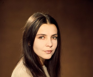 "Lubię role, w których muszę pokonać siebie. Baby-potwory trudniej jest uwiarygodnić" - wyjaśnia Marta Lipińska, którą telewizyjna widownia kojarzy z serialowych kreacji: Michałowej z "Rancza" i Nowakowej z "Dziewczyn ze Lwowa".

Na początku kariery była jednak zawodową amantką. Śliczna, pełna energii, smukła brunetka, za pierwszym podejściem dostała się do Państwowej Wyższej Szkoły Teatralnej w Warszawie. "Wówczas niewiele przypominałam siebie obecną. Byłam szczupła" - przyznaje Lipińska.