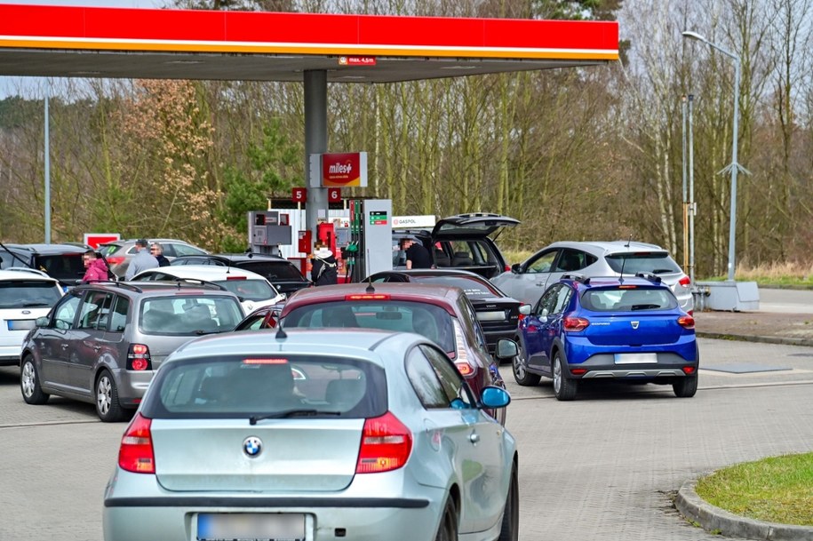 Lubieszyn. Kolejka do dystrybutorów na jednej z przygranicznych stacji paliw (zdjęcie z 31 marca) /Marcin Bielecki /PAP