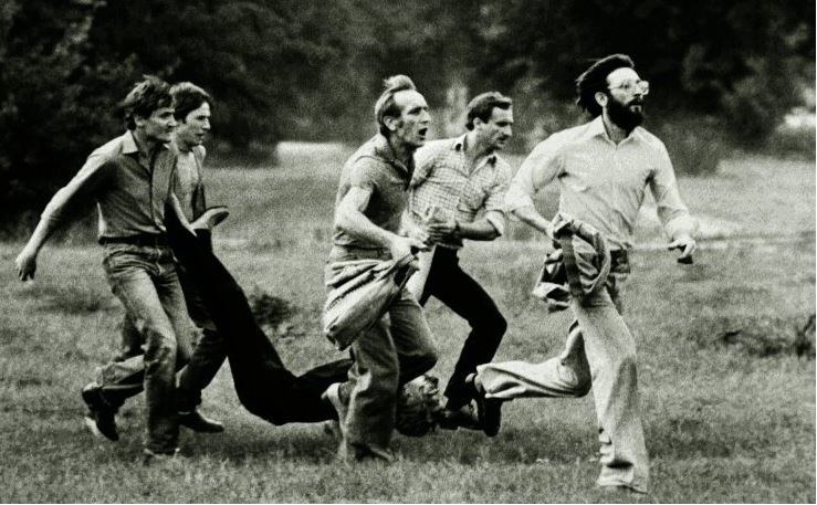 Lubin 1982. Grupa mężczyzn niesie śmiertelnie rannego Michała Adamowicza; źródło: http://www.lubin82.pl /KRZYSZTOF RACZKOWIAK /Internet