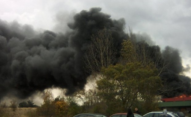 Lubin: Pożar hali z farbami i rozpuszczalnikami