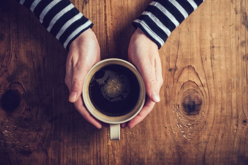 Lubisz kawę, ale masz osteoporozę? Lepiej pij herbatę... /123RF/PICSEL