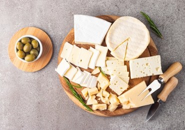 Lubisz ten ser? Według ekspertów pomaga zachować młodość