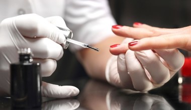 Lubisz wzorzysty manicure? Te zdobienia na święta polecają stylistki paznokci