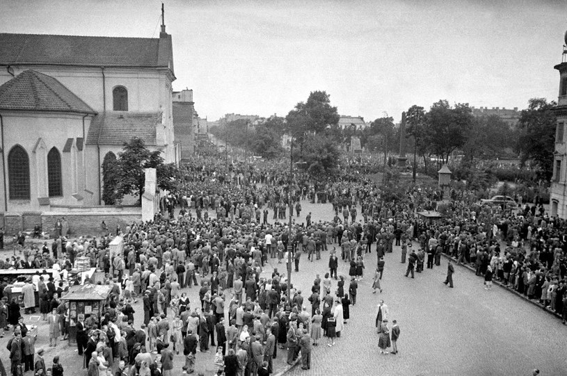 Lublin, 17 lipca 1949 r. Wiec zorganizowany przez władze komunistyczne, potępiający "ciemnotę i zabobony", będący reakcją na wydarzenia związane z cudem lubelskim /KAROL SZCZECINSKI /East News