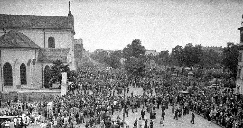 Lublin, 17 lipca 1949 r. Wiec zorganizowany przez władze komunistyczne, potępiający "ciemnotę i zabobony", będący reakcją na wydarzenia związane z cudem lubelskim /KAROL SZCZECINSKI /East News