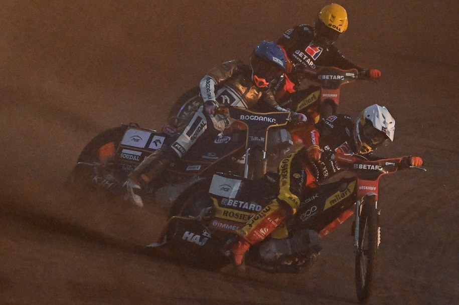 Lublin, 20.07.2025. Mateusz Cierniak (kask niebieski) z Orlen Oil Motoru Lublin oraz Brady Kurtz (żółty) i Maciej Janowski (biały) z Betardu Sparty Wrocław podczas meczu żużlowej Ekstraligi, 20 bm. /PAP/Wojtek Jargiło /PAP