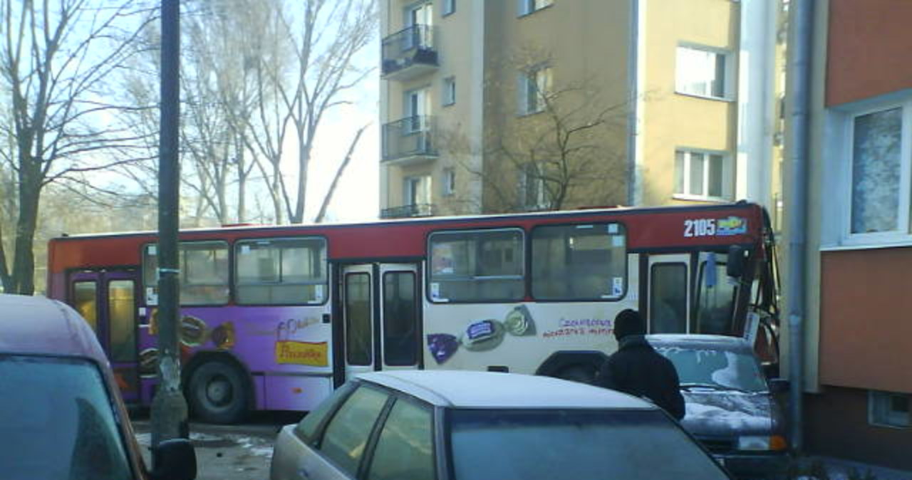 Lublin: Autobus staranował cztery auta na osiedlowym parkingu