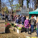 Lublin: Rośnie ruch przy cmentarzach. Policja apeluje do pieszych i kierowców