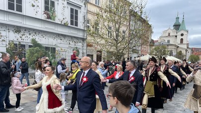 Lublin: Z okazji 3 maja mieszkańcy zatańczyli wspólnego poloneza