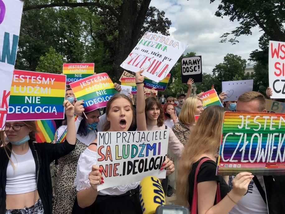 Lublinie.  Andrzej Duda /Wojtek Jargilo /PAP Andrzej Duda/Wojtek Jargilo /PAP W czasie wystąpienia prezydenta za jego plecami, wśród tablic z napisami "Duda2020" pojawiła się na krótko tęczowa tablica z napisem "Jesteśmy ludźmi, nie ideologią" /Krzysztof Kot /RMF FM