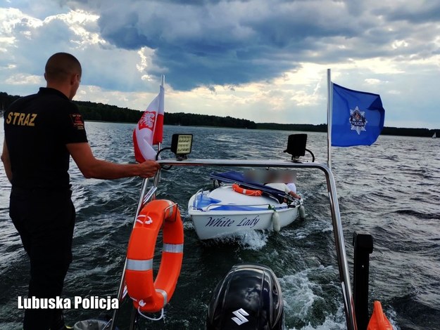 Lubuskie. Troje pasażerów straciło kontrolę nad swoją łodzią /Lubuska policja /Policja