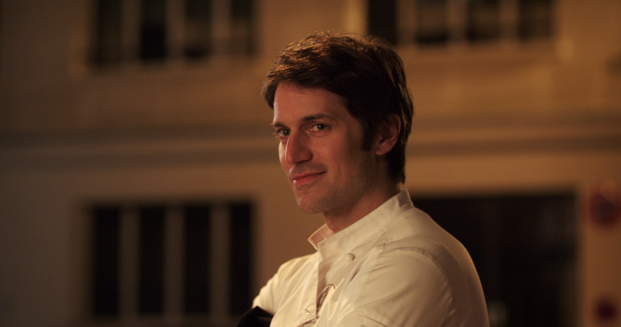 Lucas Bravo w serialu "Emily w Paryżu" /Netflix