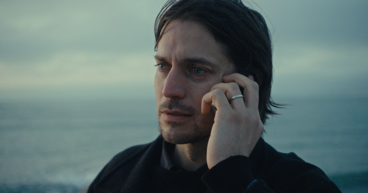 Lucas Bravo w serialu "Seasons" /materiały prasowe