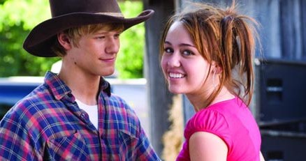 Lucas Till i Miley Cyrus na planie "Hannah Montana" - fot. ForumFilm /