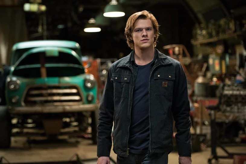 Lucas Till w scenie z "Monster Trucks" /materiały prasowe