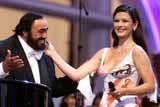 Luciano Pavarotti i Catherine Zeta Jones /poboczem.pl