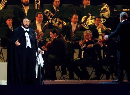 Luciano Pavarotti podczas występu w Turynie w lutym 2006 roku /arch. AFP