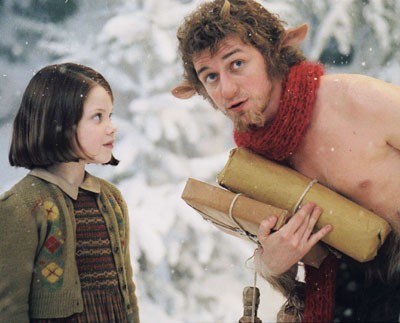 Łucja i Pan Tumnus, kadr z filmu "Opowieści z Narnii" /