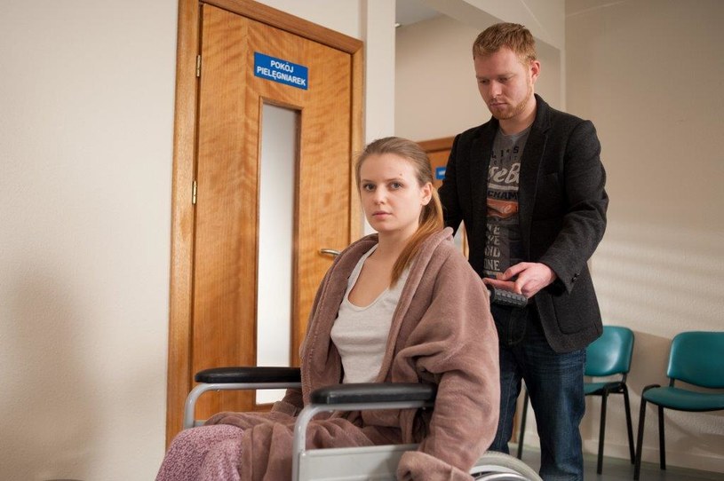 Łucja (Magdalena Łoś) mówi Danielowi, że lekarze chcą ją wypisać ze szpitala. Szczęśliwa dziewczyna wyraźnie liczy na coś więcej, niż tylko koleżeńską znajomość z Brzozowskim… /TVN