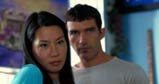 Lucy Liu i Antonio Banderas w filmie "Kumpel do bicia" /