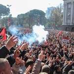 "Lud go złapie i wrzuci do rzeki". Ogromne demonstracje przeciwko premierowi Albanii