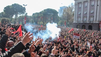 "Lud go złapie i wrzuci do rzeki". Ogromne demonstracje przeciwko premierowi Albanii