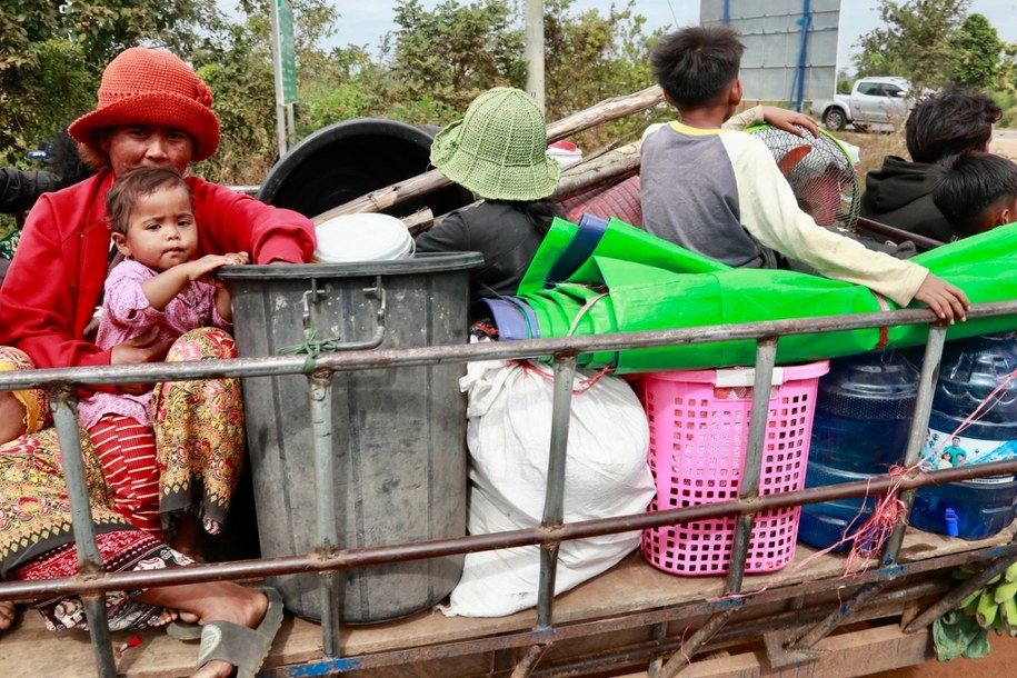 Ludność opuszczająca sporne tereny w Kambodży /KITH SEREY /PAP/EPA