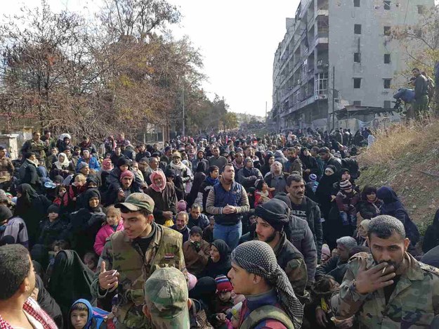 Ludność opuszczająca wschodnią część Aleppo /STRINGER /PAP/EPA