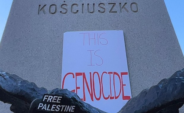 "Ludobójstwo" na pomniku Kościuszki. Palestyńskie flagi na Pułaskim