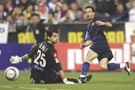 Ludovic Giuly strzelił jedną z bramek dla Barcelony w spotkaniu z Realem Saragossa /AFP