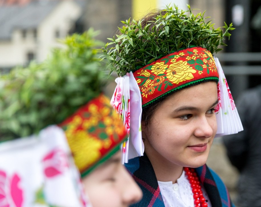 Ludowe święcenie pokarmów w kościele św. Jacka w Bytomiu-Rozbarku. Wierni przyszli do kościoła ze święconką ubrani w śląskie stroje ludowe, a ceremonia święcenia pokarmów poprowadzona była w gwarze śląskiej /Andrzej Grygiel /PAP