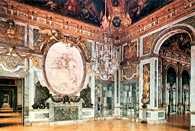 Ludwika XIV styl, salon wojenny w Wersalu z medalionem autorstwa Antoine Coysevox /Encyklopedia Internautica