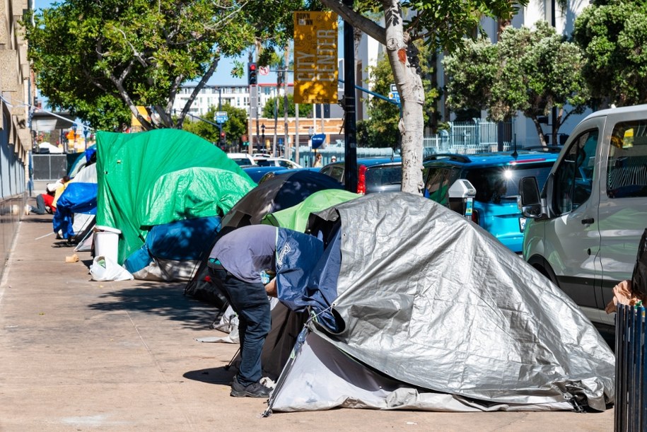 Ludzie bezdomni na ulicach San Diego /Shutterstock