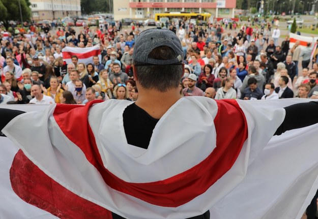 Ludzie biorą udział w wiecu poparcia dla białoruskiej opozycji / 	STR   /PAP/EPA