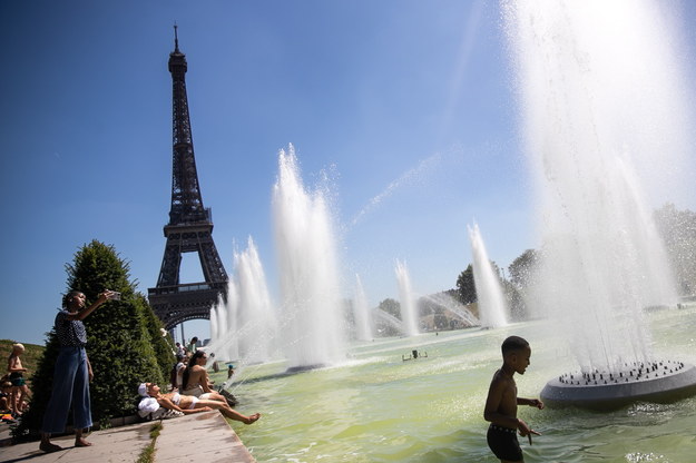 Ludzie chłodzą się, korzystając z paryskich fontann /MOHAMMED BADRA /PAP/EPA