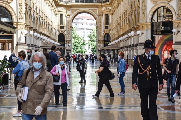 Ludzie chodzący po galerii Vittorio Emanuele II w Mediolanie we Włoszech /MATTEO CORNER /PAP/EPA