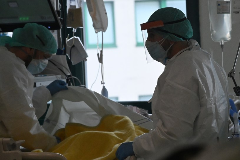 Ludzie chorzy na COVID-19 coraz częściej odmawiają leczenia /Gianni Schicchi/Xinhua News /East News