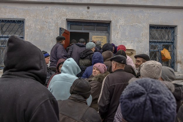 Ludzie czekający na dostawę pomocy humanitarnej we wsi niedaleko Chersonia. /ROMAN PILIPEY /PAP/EPA