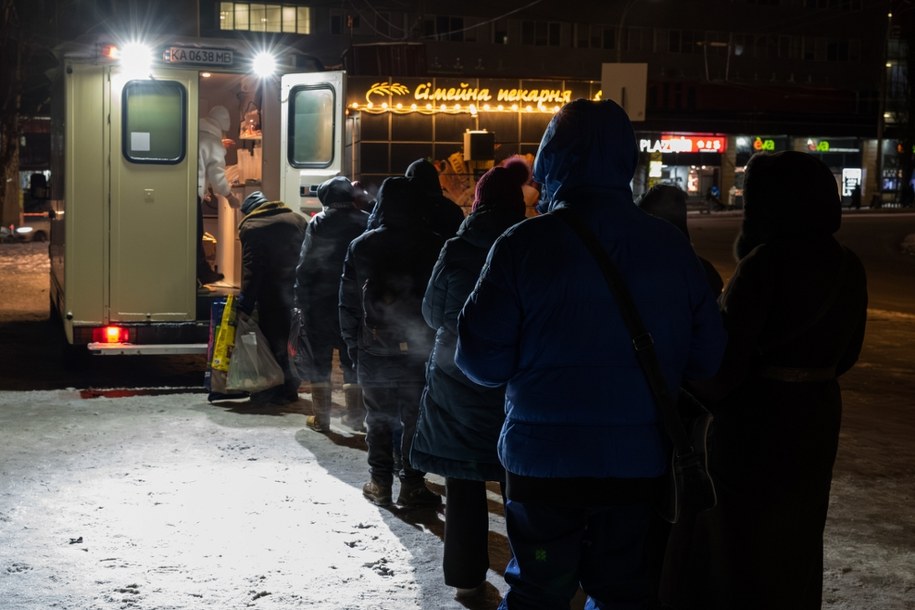 Ludzie czekający w kolejce po ciepły posiłek i herbatę; Kijów, styczeń 2026 /Vladyslav Musiienko /PAP
