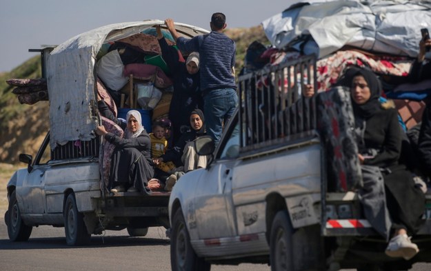 Ludzie ewakuujący się z Rafah /MOHAMMED SABER  /PAP/EPA