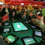 Ludzie grają z komputerami w pokera