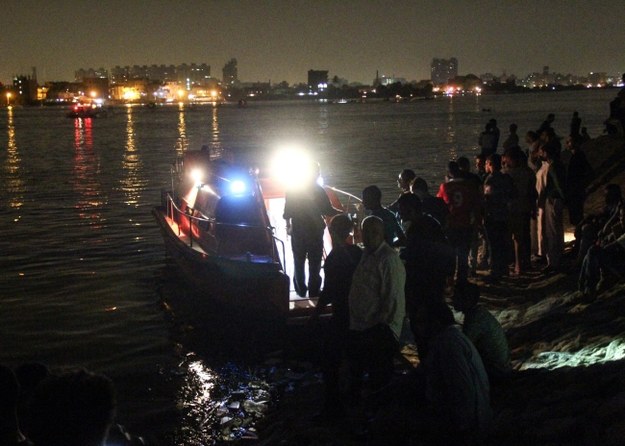 Ludzie gromadzą się na brzegu w pobliżu miejsca wypadku /PAP/EPA/MOHAMED KAMAL /PAP/EPA