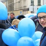Ludzie i budynki na niebiesko. Polska pamięta o osobach z autyzmem
