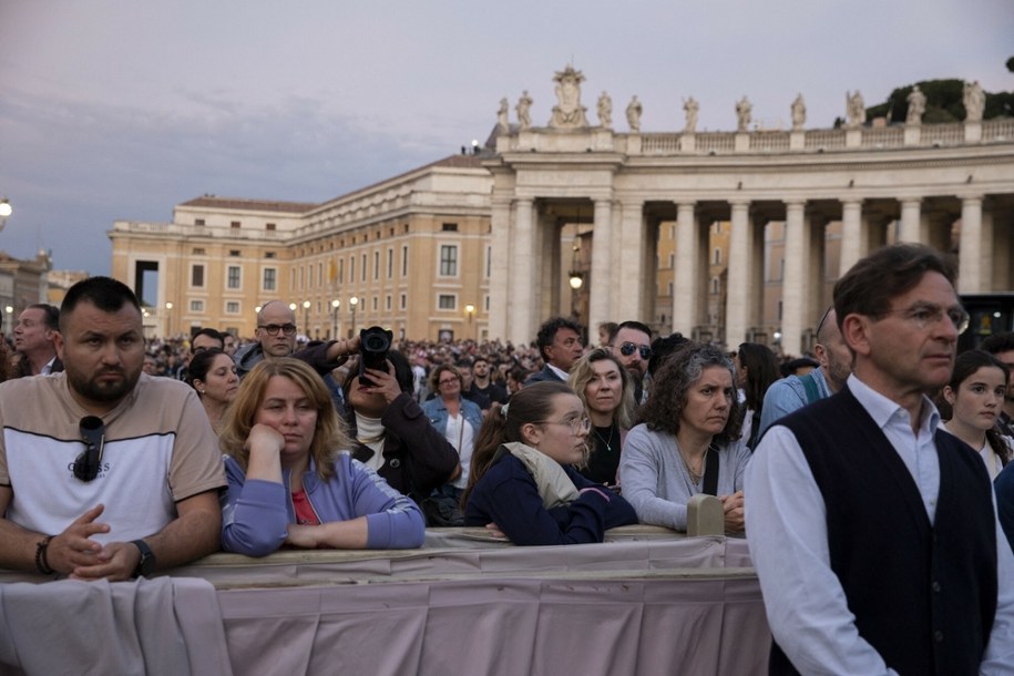 Ludzie, którzy zebrali się po śmierci papieża Franciszka na pl. Świętego Piotra /AA/ABACA/Abaca/East News /East News