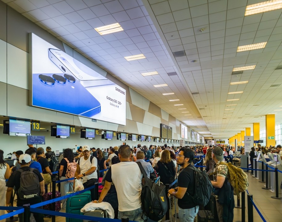 Ludzie na lotnisku (zdj. poglądowe) /Shutterstock