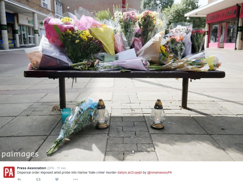 Ludzie na miejscu tragedii składają kwiaty i zapalają znicze /Twitter