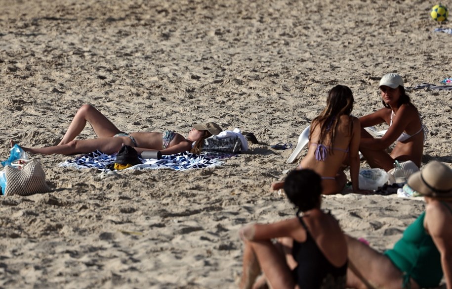Ludzie na plaży w Tel Awiwie /PAP/EPA/ATEF SAFADI /PAP/EPA